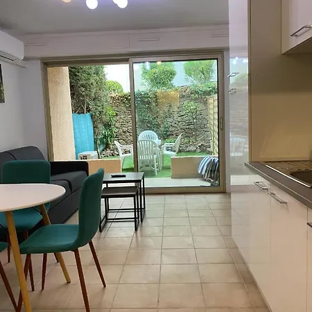 דירה Air-conditioned Studio 